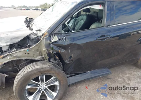 2021 Toyota Highlander Xle z USA, uszkodzony, nr VIN 5TDGZRBH0MS120301